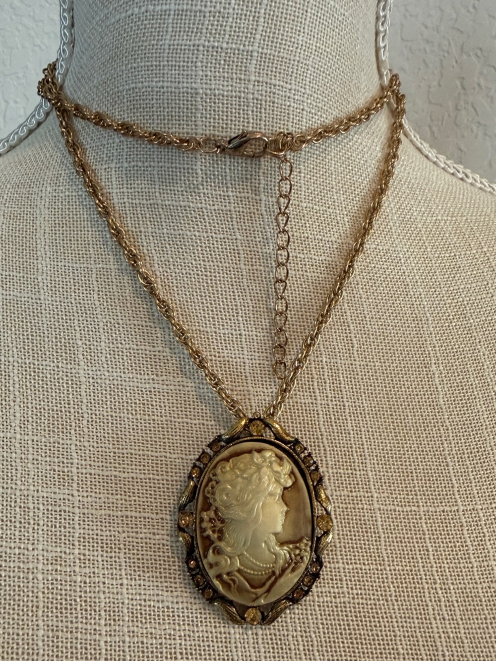 Vintage-Inspired Gold Cameo Pendant Necklace